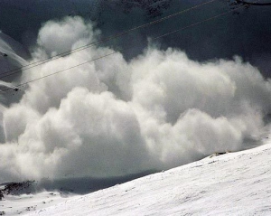 В Закарпатской области под снежную лавину попало 2 туристов