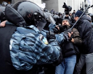В Черновцах милиция избила протестующих из-за приезда Лаврова