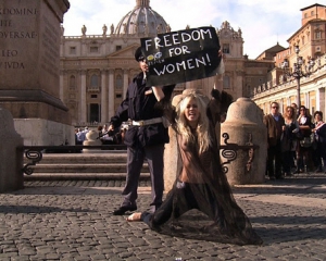  Активистки FEMEN устроили акцию протеста в Ватикане