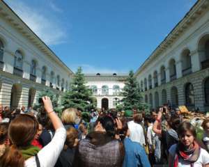 Чиновники замыливают глаза предоставлением Гостиному двору статуса памятника