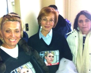 &quot;Женский десант&quot; игнорирует просьбу покинуть больницу Тимошенко
