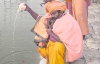 Тысячи индусов спешат к реке Ганг, чтобы искупаться в его священных водах