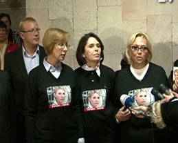 &quot;Женский десант&quot; выставили из палаты Тимошенко