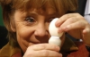 Ангела Меркель місила тісто і корчила гримаси на виставці їжі