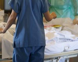 В Полтаве мужчина избил врача и медсестру, за то они медленно осматривали его сына