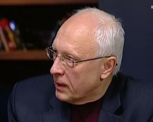 Янукович і Медведчук змагаються, хто краще продасть Україну Москві — політолог
