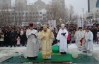 Бажаючих освятити воду на Дніпрі зібралося стільки, що під ними тріщала крига