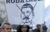 Чехи протестовали против коммунизма с плакатами "красных монстров" Сталина и Брежнева
