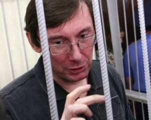 Тюремщики без объяснения причин запретили жене видеться с Луценко