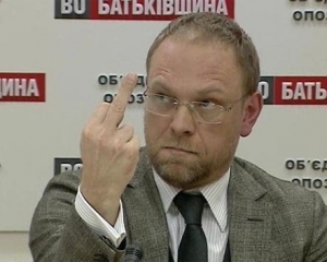 Власенко відповів владі за свій можливий арешт, показавши середній палець