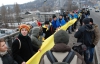 Несколько сотен украинцев пришли на мост Патона в Киеве, чтобы создать живую цепь в День Соборности