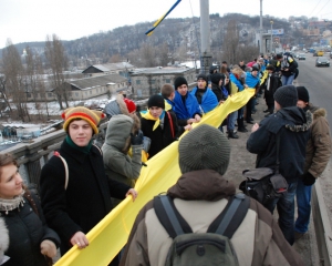 Несколько сотен украинцев пришли на мост Патона в Киеве, чтобы создать живую цепь в День Соборности