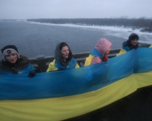 Близько тисячі українців з&#039;єднали правий та лівий береги Дніпра живим ланцюгом