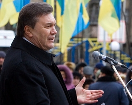 На святкуванні Дня Соборності Янукович обійняв та поцілував Ющенка та Кучму