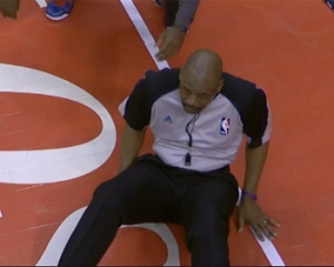 В НБА игрок мячом сбил судью с ног