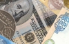 Українці найбільше довіряють долару та гривні - опитування