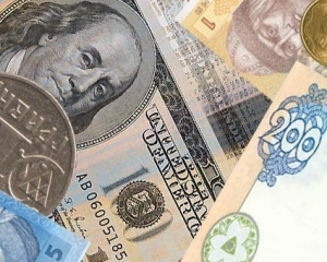 Украинцы больше всего доверяют доллару и гривне - опрос