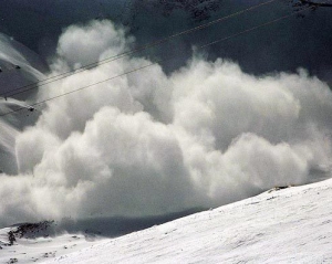 Рятувальники припускають, що альпіністи могли потрапити у Карпатах під лавину