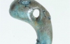 Японские археологи нашли бусину в виде запятой