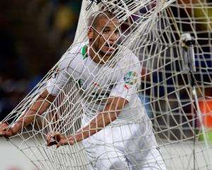 Алжирский футболист сломал ворота на Кубка Африки