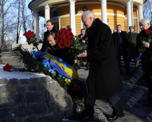 Азаров поклав квіти до пам&#039;ятника Героям Крут