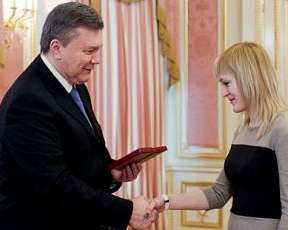Янукович нагородив Ушеніну орденом Княгині Ольги