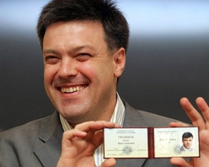 &quot;Регионалы&quot; главным конкурентом Януковича на выборах считают Тягнибока