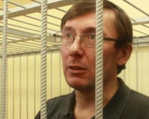 Суд вирішив заслухати свідчення Луценка в режимі відеоконференції