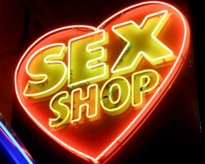Из-за приезда Азарова в супермаркет, закрыли секс-шоп напротив