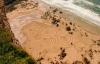 Англичанин рисует гигантские узоры на песке с помощью граблей