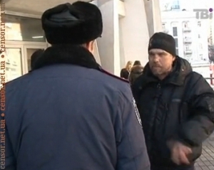 До Азарова не пустили безхатьків: "Ми що, собаки? Я людина! Така ж, як і ви!"
