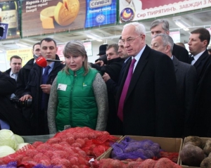 Азаров готов каждый день ездить в разные магазины, чтобы там снижали цены