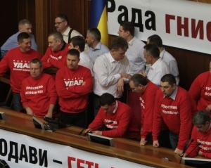 Опозиціонери хочуть скасувати привілеї спікерів і екс-президентів України