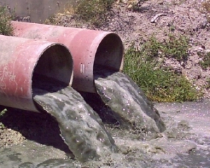 Під двері Київради принесли відро мулу, який загрожує залити Київ