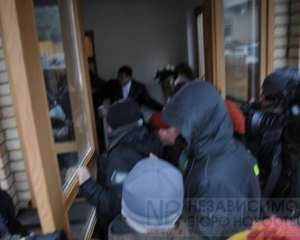 Активисты оппозиционных сил ворвались в здание Киевсовета