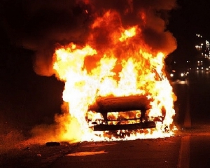 В Луцке ночью сожгли два автомобиля