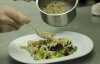 Жареные лягушачьи лапки хорошо идут с соусом из креветок