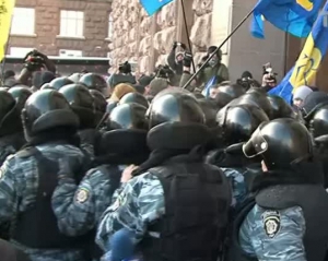 Под Киевсовет сгоняют &quot;Беркут&quot;. Напряжение в центре столицы растет