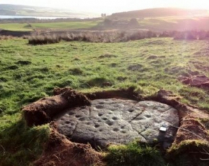 В Шотландии нашли 28 камней с ямками возрастом 5 тысяч лет