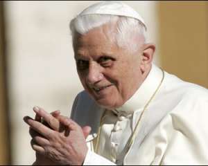 Бенедикт XVI дійсно відрікся від престолу, нового папу оберуть на початку весни