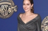 Анджелина Джоли вышла в свет в скромном платье