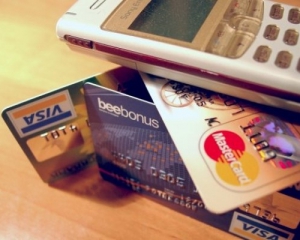 Украинцы вдвое увеличили объем безналичных платежей карточками