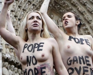 Настоятель Нотр-Даму судитиметься з FEMEN