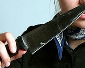 На Полтавщині жінка встромила ножа у серце чоловіка, бо той її бив