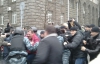 Під АП міліціонери затримали трьох активістів за розгорнутий плакат Януковича