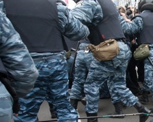 Активиста в обмороке под Администрацией президента &quot;беркутовцы&quot; тянули по земле