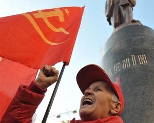Комуністи вимагають покарати &quot;свободівців&quot; за знесеного Леніна в Охтирці