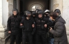 Схватка у Гостиного двора: "беркутовцы" "пакуют" депутатов и активистов