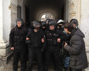 Сутичка біля Гостинного двору: &quot;беркутівці&quot; пов&#039;язали депутатів та активістів