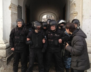 Сутичка біля Гостинного двору: "беркутівці" пов'язали депутатів та активістів